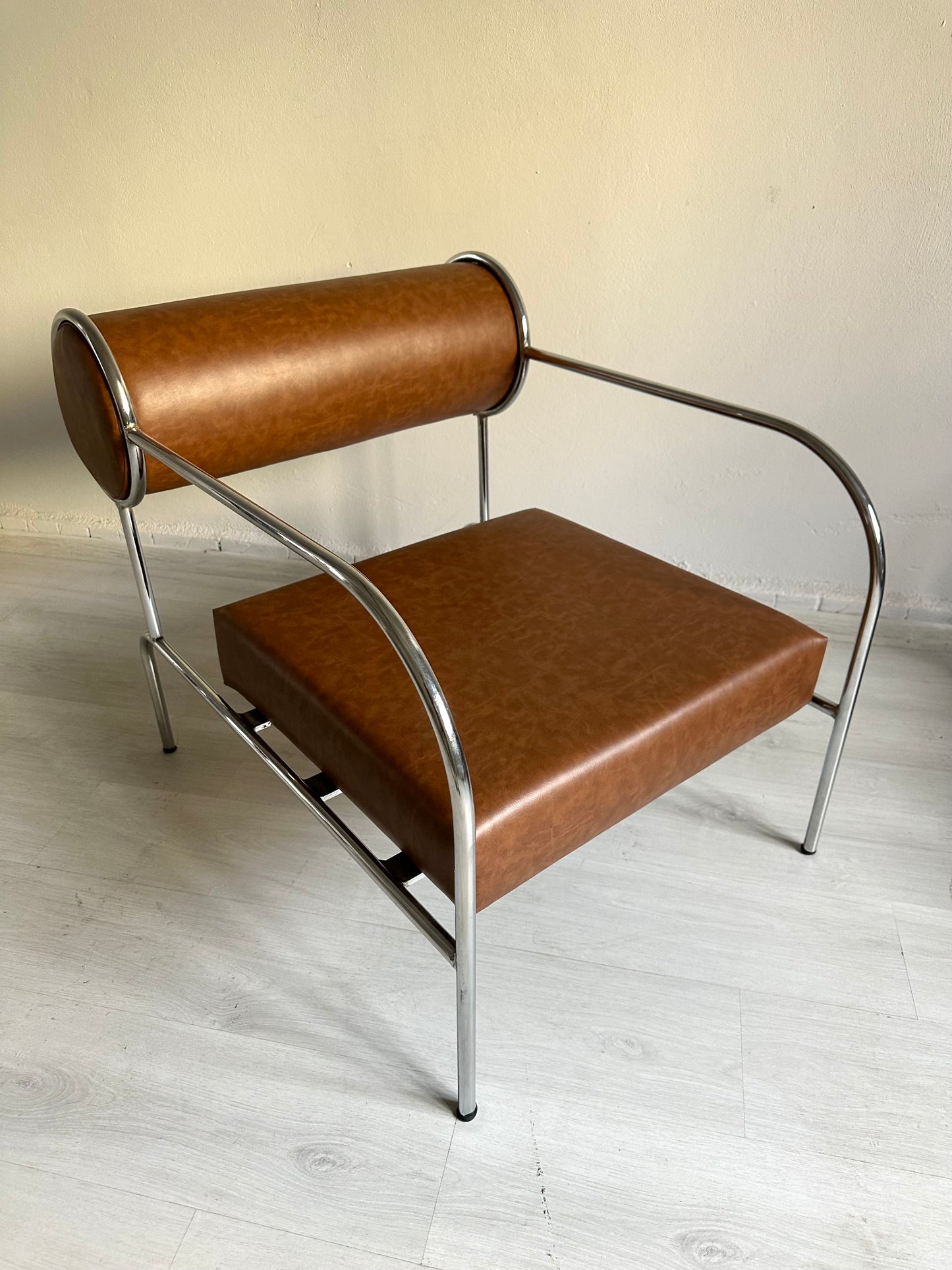 HOLA ARMCHAIR